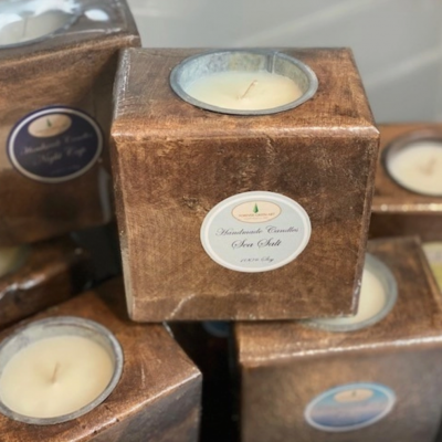 Bougie parfumée - Socle en bois (forme moule à sucre)