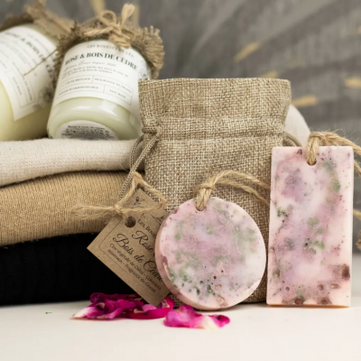 Suspension parfumée en cire végétale - Rose et Bois de Cèdre
