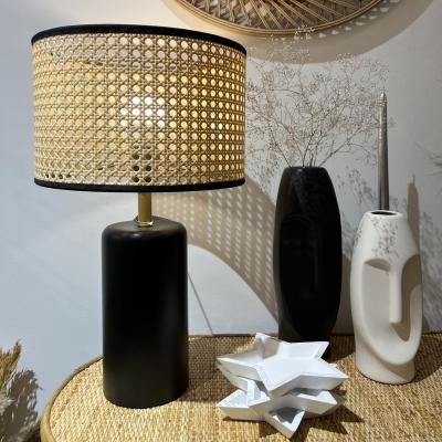 Lampe Pied métal noir et Abat-jour Cannage