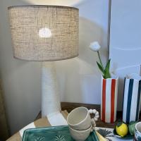 Lampe pied texture blanc abat jour lin naturel 01