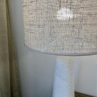 Lampe pied texture blanc abat jour lin naturel 02