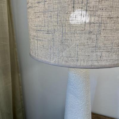 Lampe pied texture blanc abat jour lin naturel 01