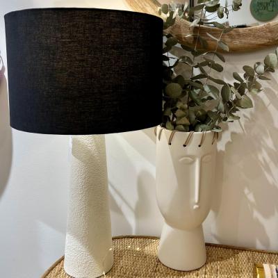 Lampe pied texture blanc abat jour lin noir 01