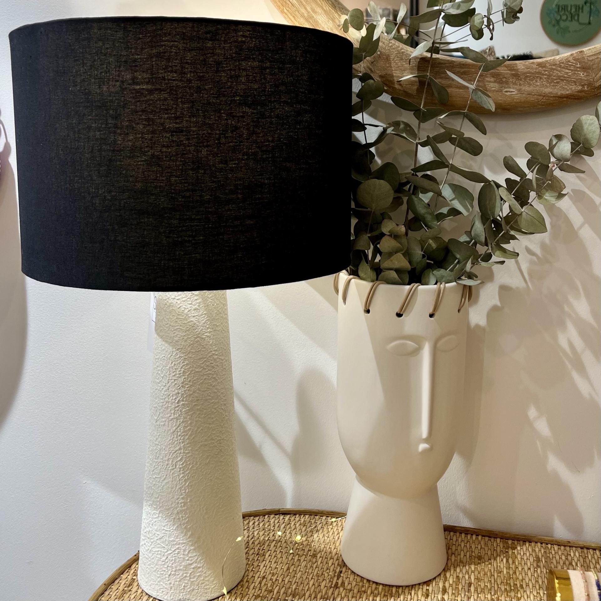 Lampe pied texture blanc abat jour lin noir 01