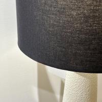 Lampe pied texture blanc abat jour lin noir 02
